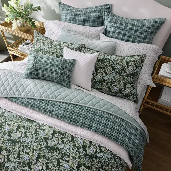 Laura Ashley King Comforter Set,… — Photo 4