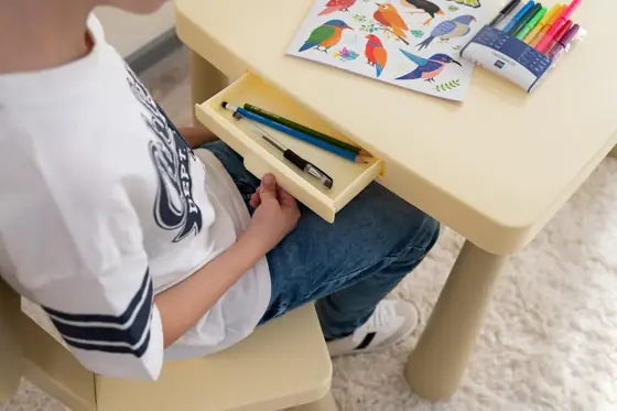 Kids Table and 2 Chairs… — Photo 3