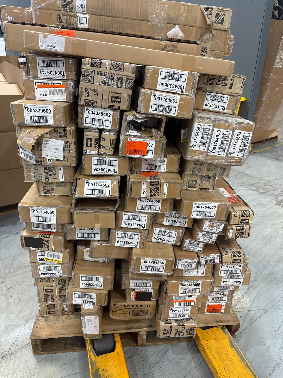 Pallet of assorted faux wood… — Photo 1