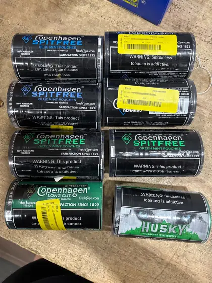 Lot items- smokeless tobacco pouches — Photo 1