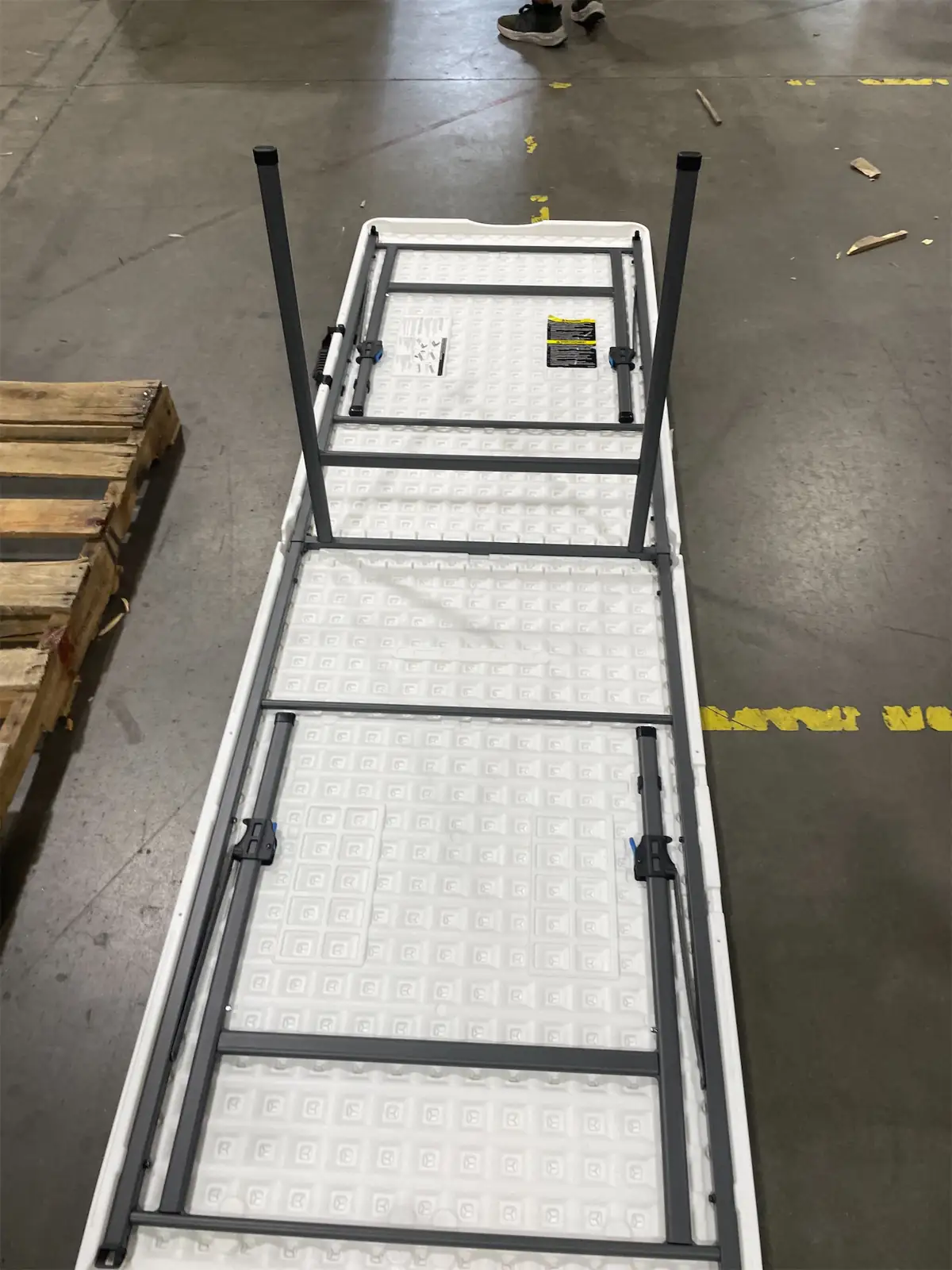 Lifetime folding table 8 ft — Photo 1