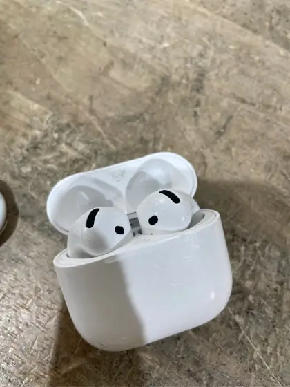 Apple AirPods 4 with Active… — Photo 4