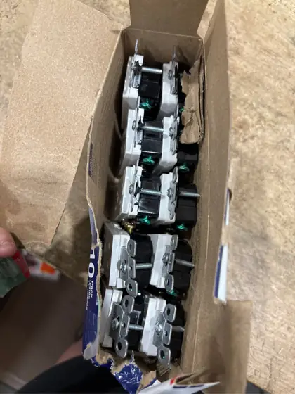 Leviton Decora 15 amps 125… — Photo 4