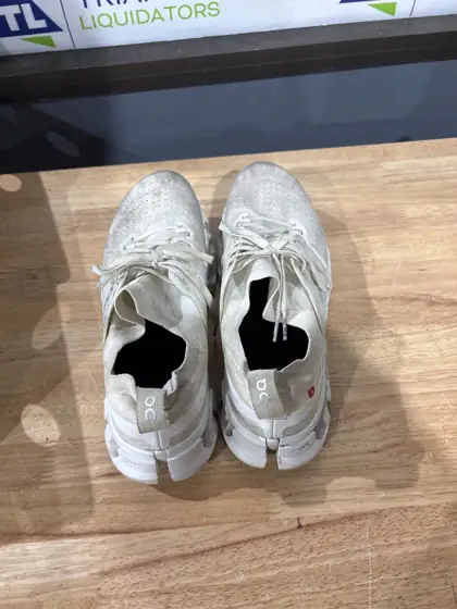 On cloud running shoes — Photo 3