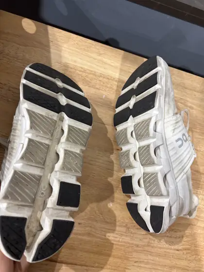 On cloud running shoes — Photo 4