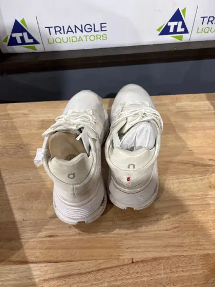 On cloud shoes — Photo 2