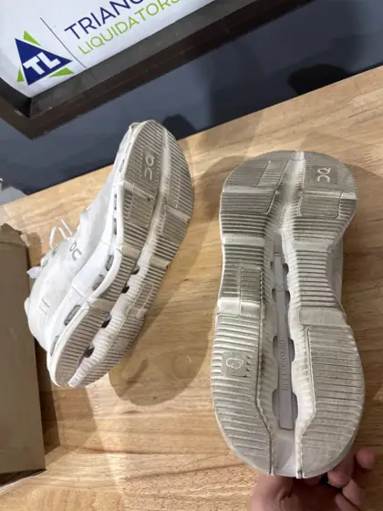On cloud shoes — Photo 3