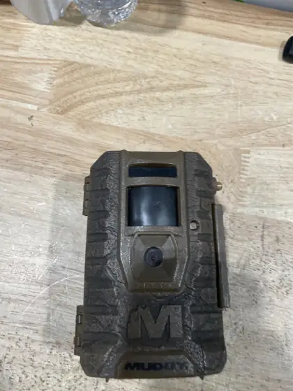 Muddy cell trail camera — Photo 2