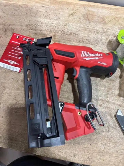 Milwaukee M18 FUEL 16 Ga.… — Photo 4