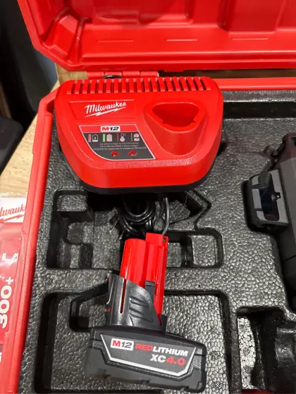 Milwaukee M12 3 beam Self… — Photo 5