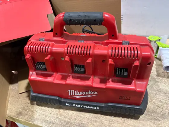 Milwaukee M18/M12 18/12 V 6-Port… — Photo 4