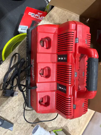 Milwaukee M18/M12 18/12 V 6-Port… — Photo 5