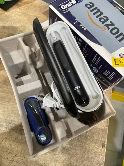 Oral-B Rechargeable Electric Toothbrush iO5,… — Photo 3