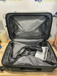 Suitcase — Photo 2