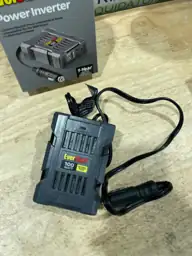 EverStart 100W Vehicle Power Inverter — Photo 4