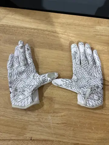 Adidas gloves — Photo 1