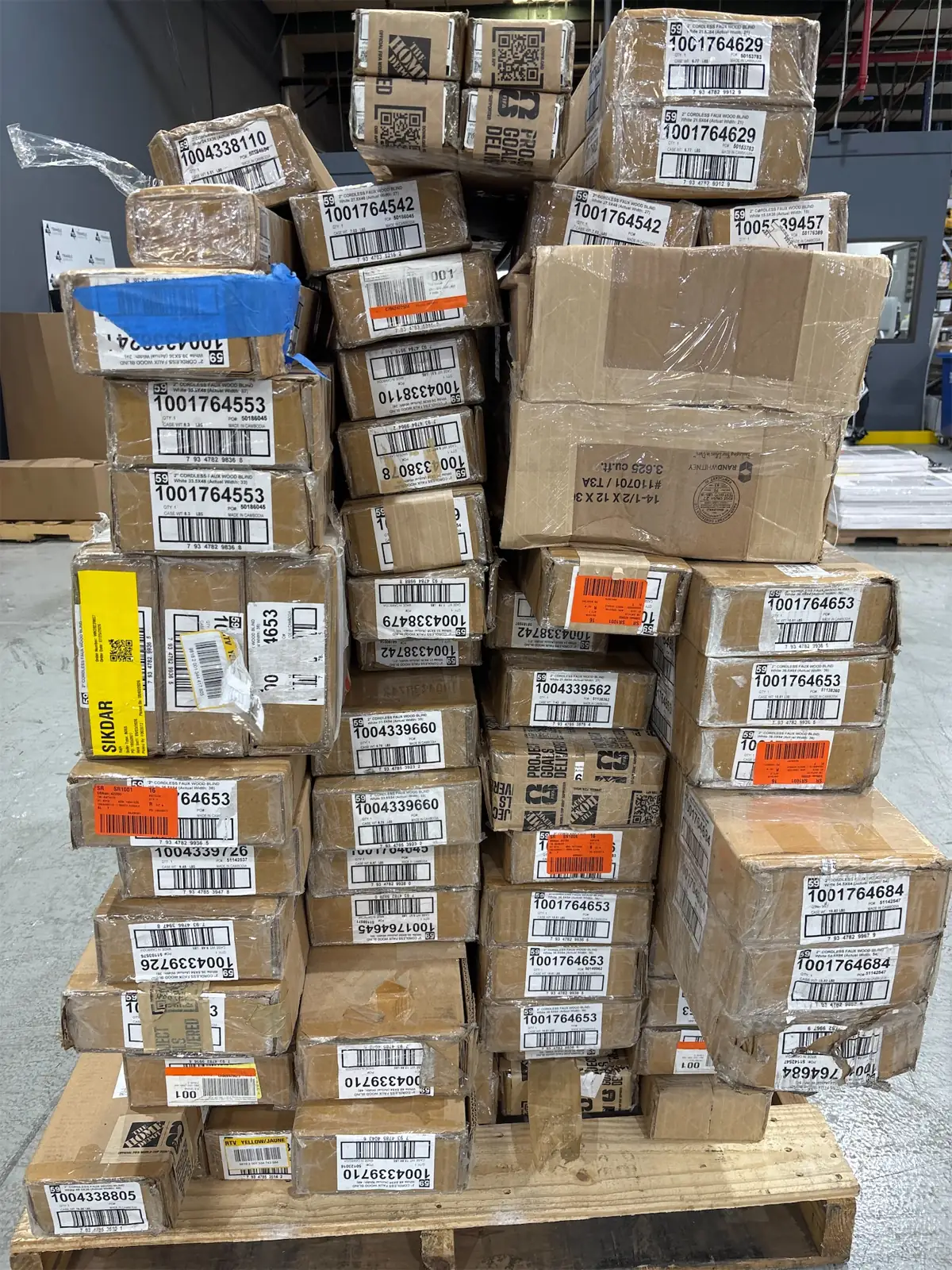 Pallet of assorted faux wood… — Photo 1
