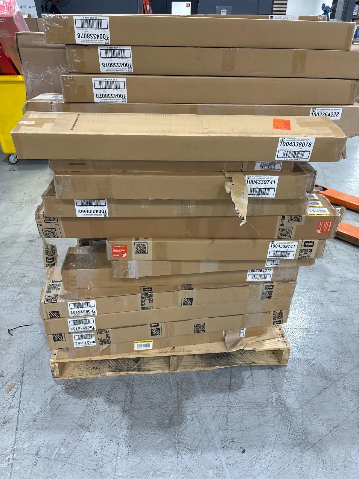 Pallet of assorted faux wood… — Photo 1