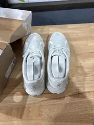 On cloud shoes — Photo 3