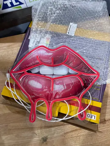 LED lip sign — Photo 1