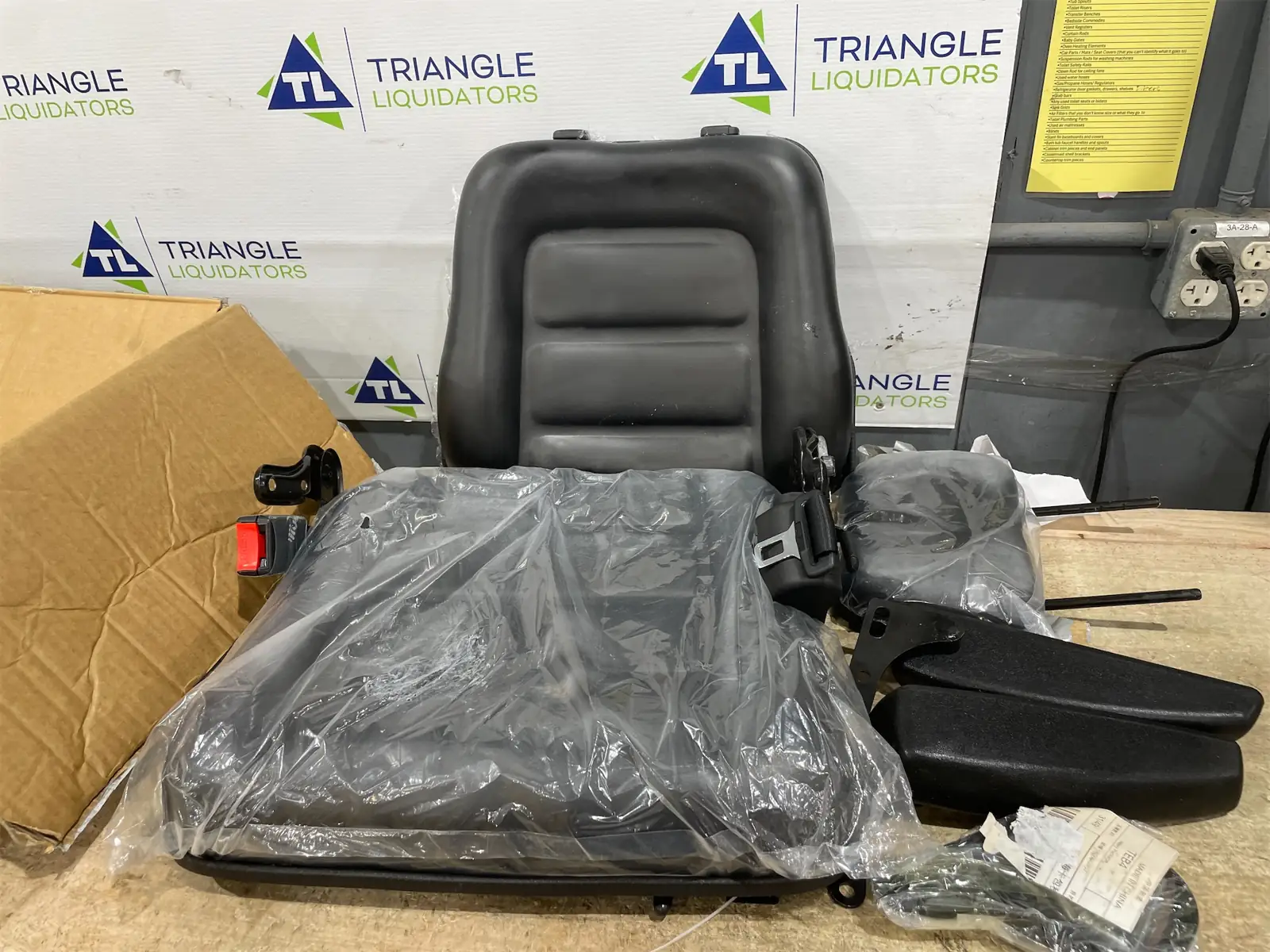 Universal tractor seat — Photo 1