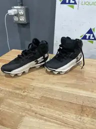 Under Armour Size 3Y Shoes — Photo 3