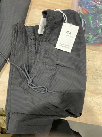Free assembly shorts — Photo 1
