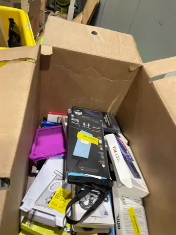 Walmart phone accessories — Photo 1