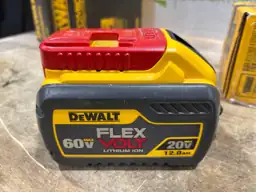 DeWalt 20V-60V MAX FLEXVOLT DCB612… — Photo 4
